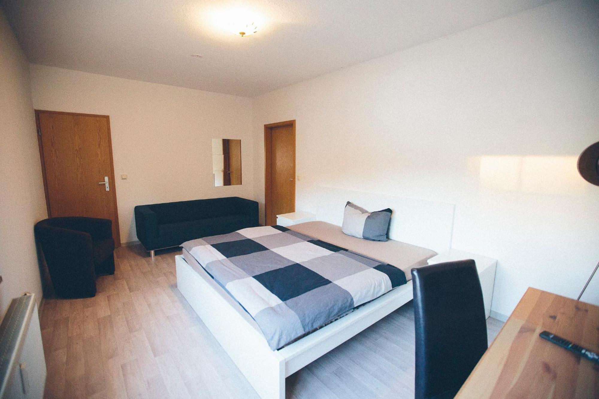 Grosse & Voll Ausgestattete Apartments, Studios, Doppelzimmer, Workspace, Parkplatz, Netflix, Prime & Schnelles Wifi In Ruhiger Lage Mit Garten Rudolstadt Extérieur photo