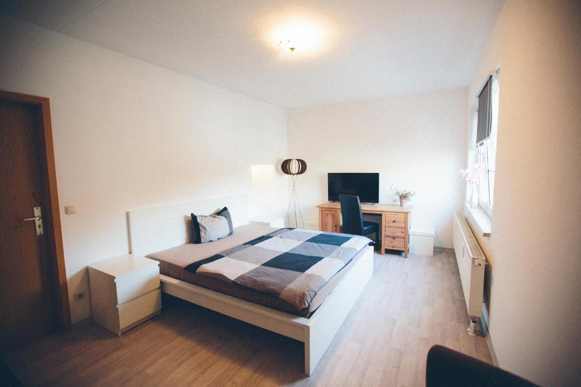 Grosse & Voll Ausgestattete Apartments, Studios, Doppelzimmer, Workspace, Parkplatz, Netflix, Prime & Schnelles Wifi In Ruhiger Lage Mit Garten Rudolstadt Extérieur photo