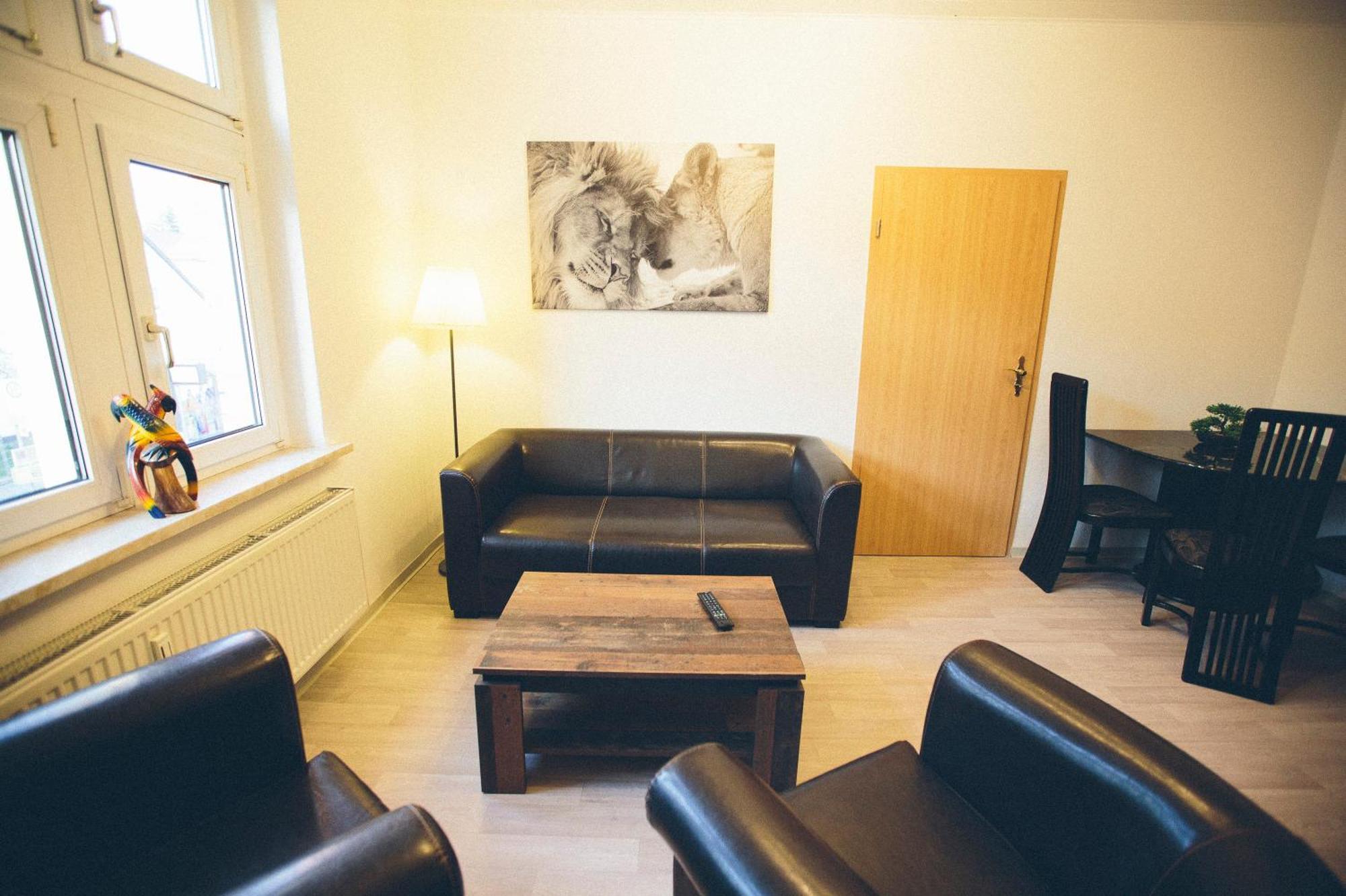 Grosse & Voll Ausgestattete Apartments, Studios, Doppelzimmer, Workspace, Parkplatz, Netflix, Prime & Schnelles Wifi In Ruhiger Lage Mit Garten Rudolstadt Chambre photo