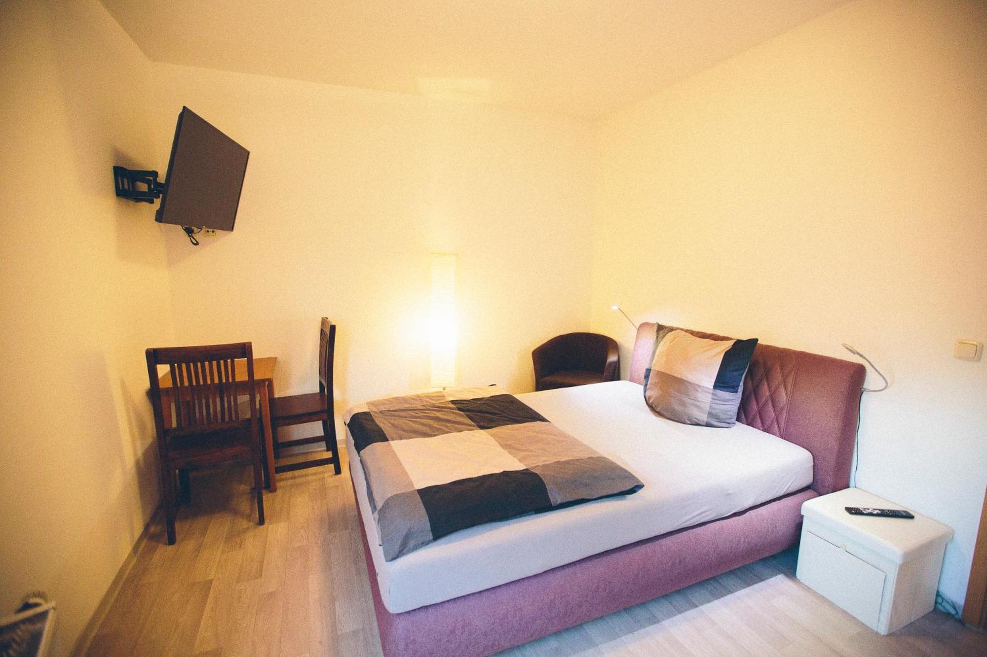 Grosse & Voll Ausgestattete Apartments, Studios, Doppelzimmer, Workspace, Parkplatz, Netflix, Prime & Schnelles Wifi In Ruhiger Lage Mit Garten Rudolstadt Extérieur photo