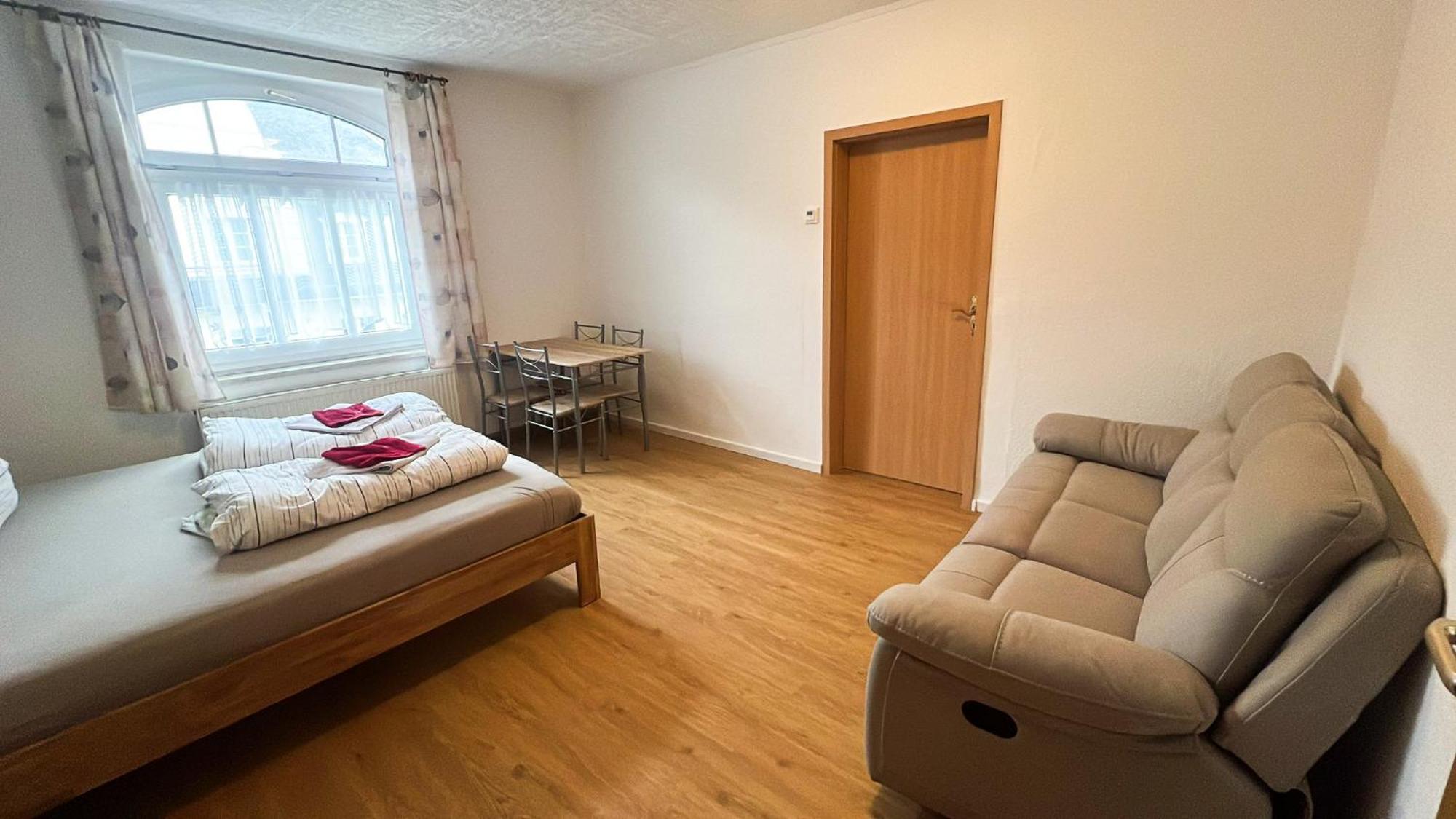 Grosse & Voll Ausgestattete Apartments, Studios, Doppelzimmer, Workspace, Parkplatz, Netflix, Prime & Schnelles Wifi In Ruhiger Lage Mit Garten Rudolstadt Chambre photo