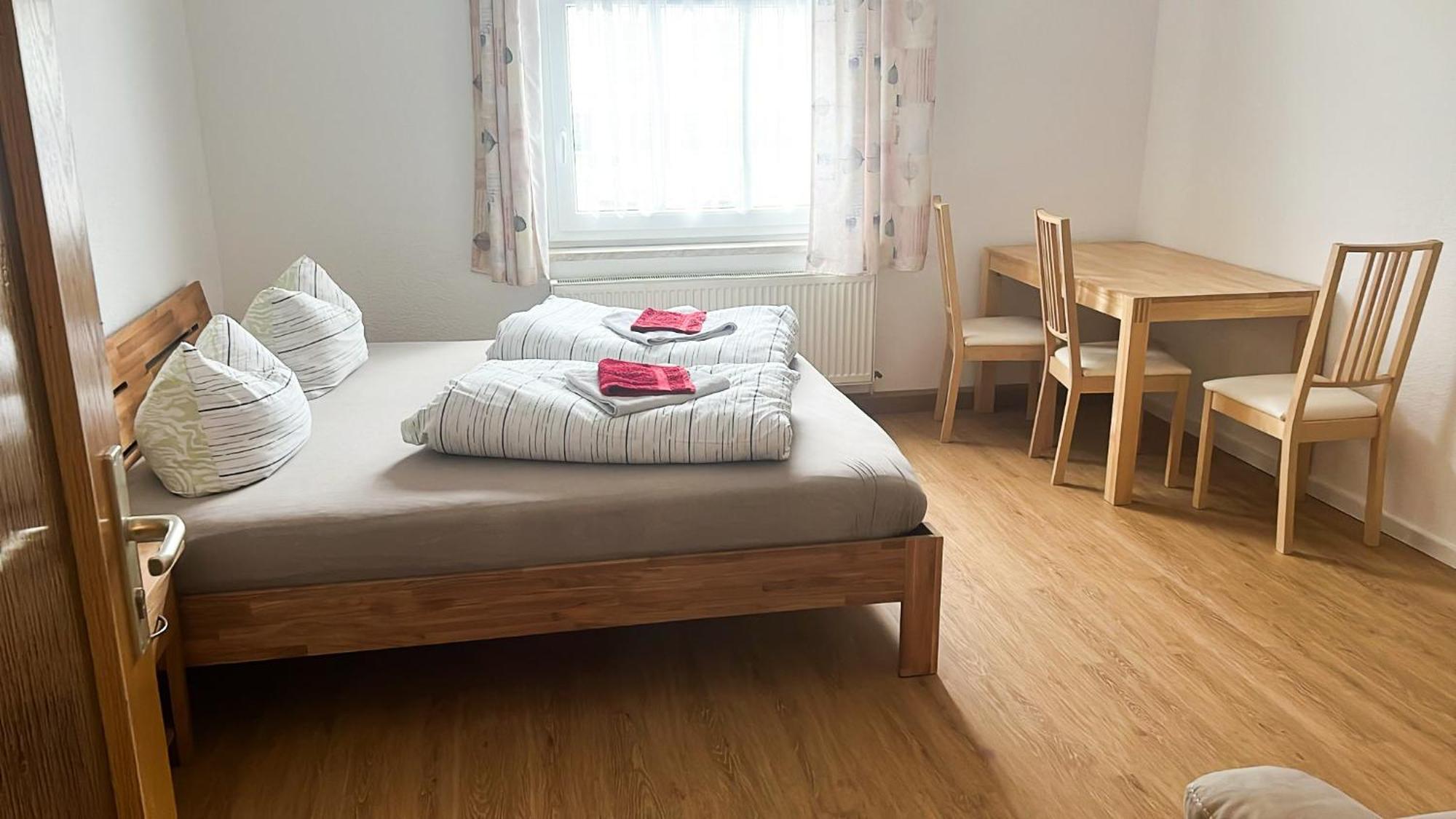 Grosse & Voll Ausgestattete Apartments, Studios, Doppelzimmer, Workspace, Parkplatz, Netflix, Prime & Schnelles Wifi In Ruhiger Lage Mit Garten Rudolstadt Chambre photo