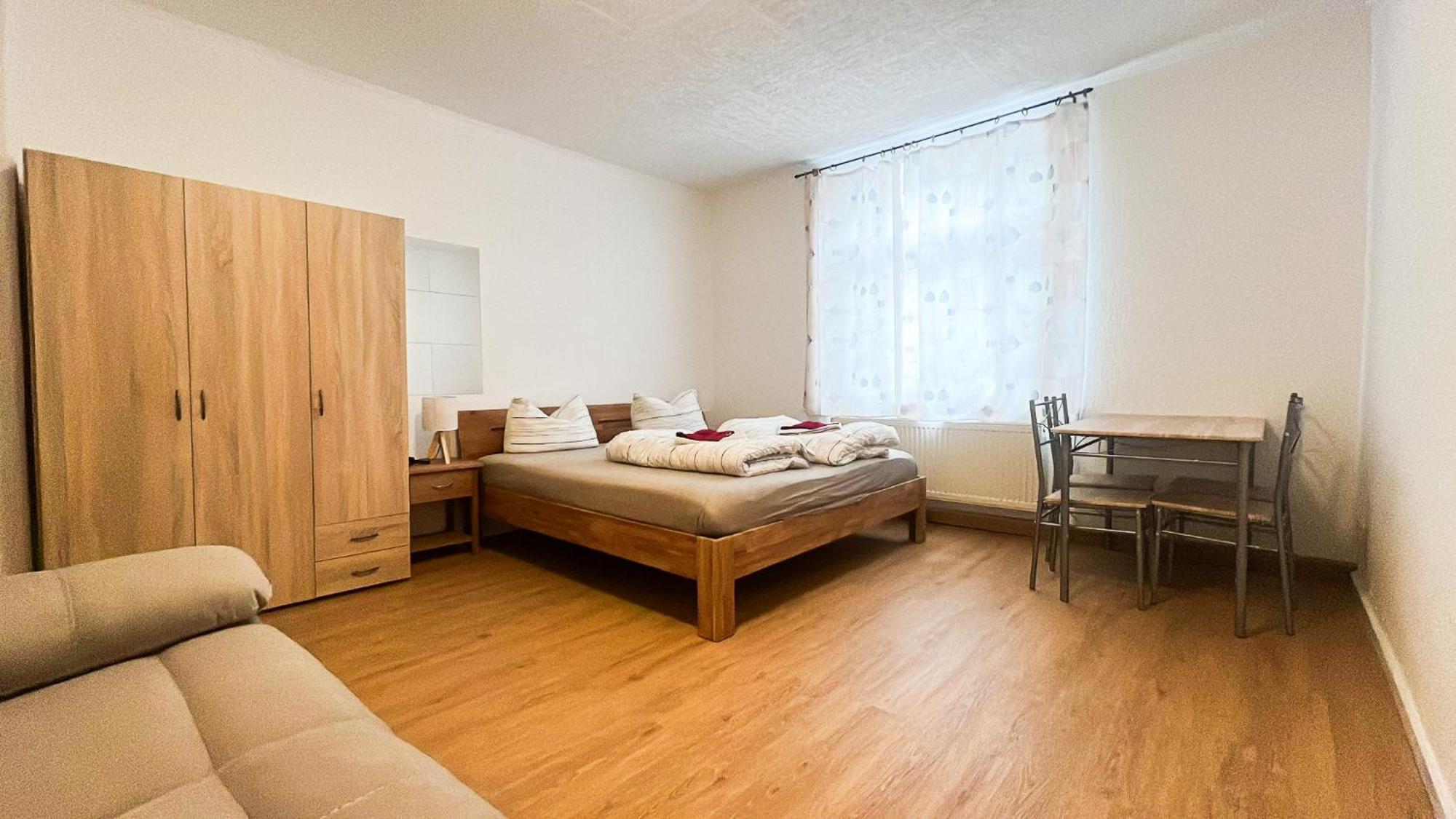 Grosse & Voll Ausgestattete Apartments, Studios, Doppelzimmer, Workspace, Parkplatz, Netflix, Prime & Schnelles Wifi In Ruhiger Lage Mit Garten Rudolstadt Chambre photo